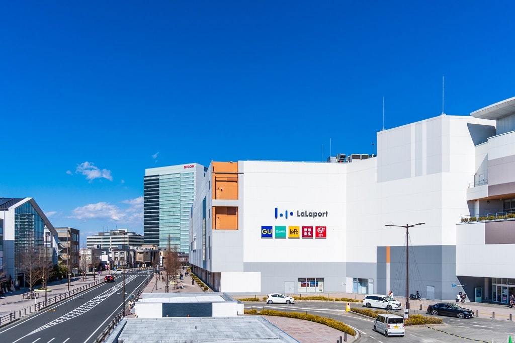 カラフルな商業施設の充実とスーパーなどの買い物環境